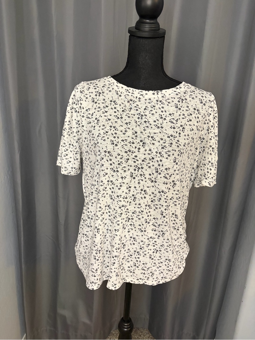 83. Banana Republic Women's White Floral Short-Sleeve Top, Size L